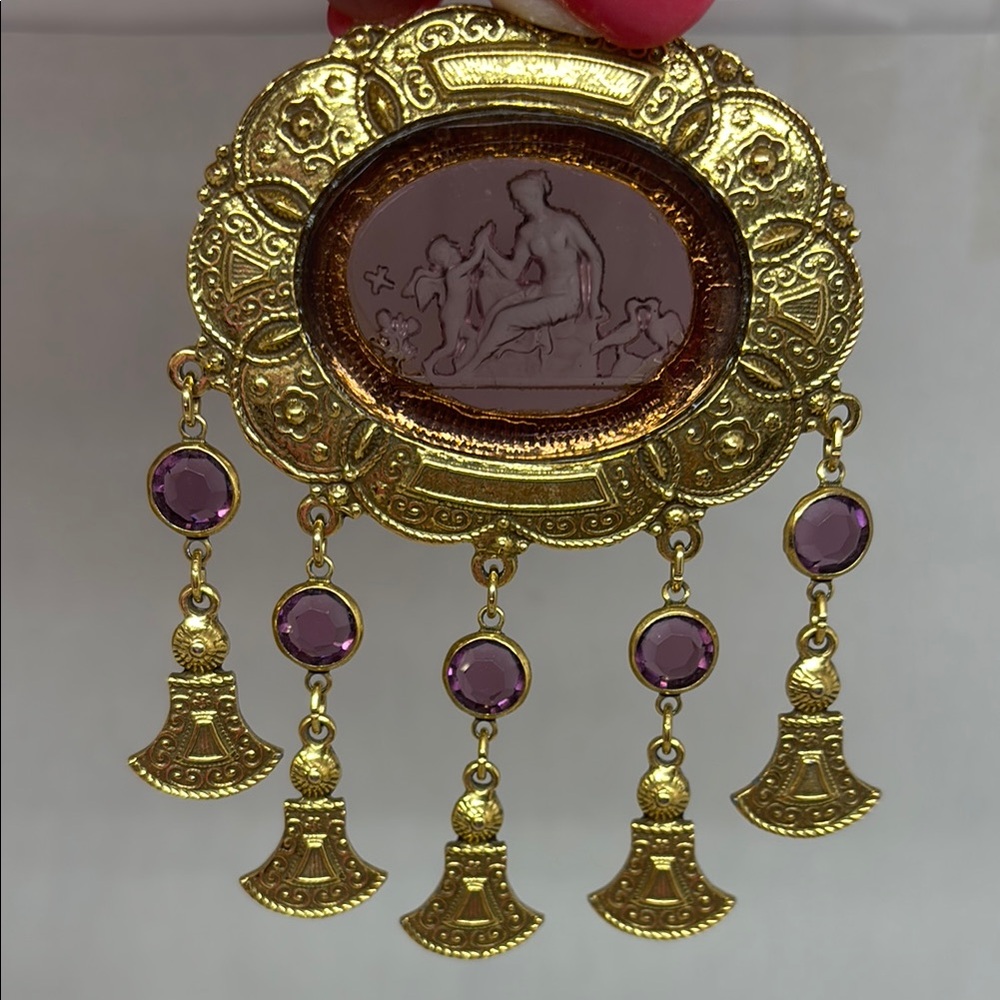 Amazing Goldette necklace with purple glass intaglio